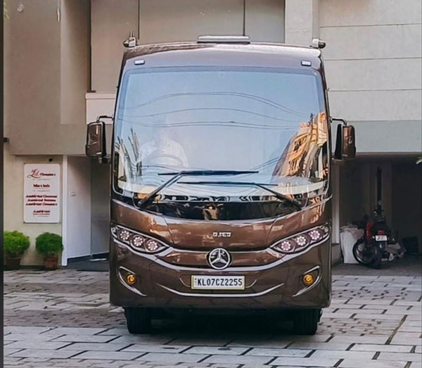 ചലിക്കുന്ന കൊട്ടാരം, പുത്തൻ കാരവാൻ ഏറ്റുവാങ്ങാൻ നേരിട്ടെത്തി മോഹൻലാൽ