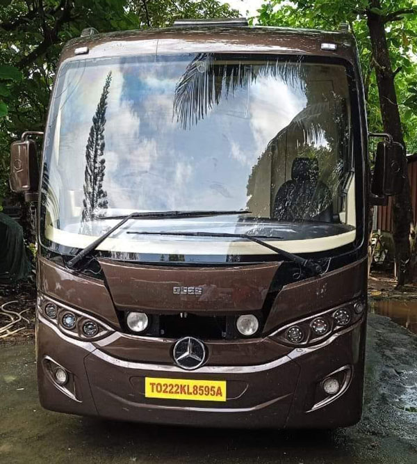 ചലിക്കുന്ന കൊട്ടാരം, പുത്തൻ കാരവാൻ ഏറ്റുവാങ്ങാൻ നേരിട്ടെത്തി മോഹൻലാൽ