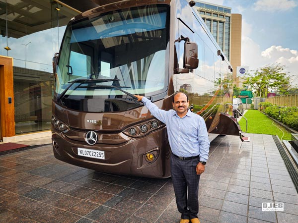 ചലിക്കുന്ന കൊട്ടാരം, പുത്തൻ കാരവാൻ ഏറ്റുവാങ്ങാൻ നേരിട്ടെത്തി മോഹൻലാൽ