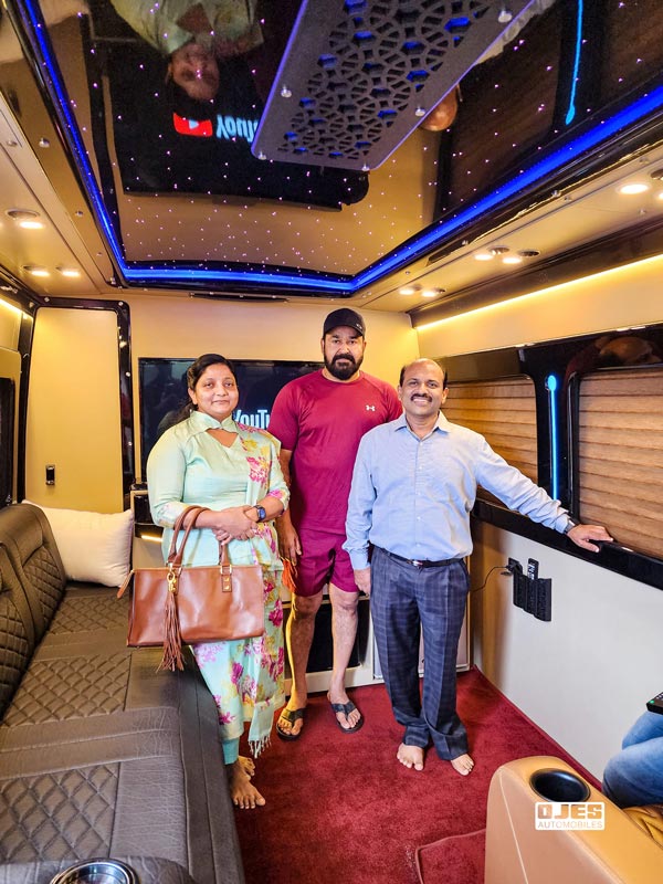 ചലിക്കുന്ന കൊട്ടാരം, പുത്തൻ കാരവാൻ ഏറ്റുവാങ്ങാൻ നേരിട്ടെത്തി മോഹൻലാൽ