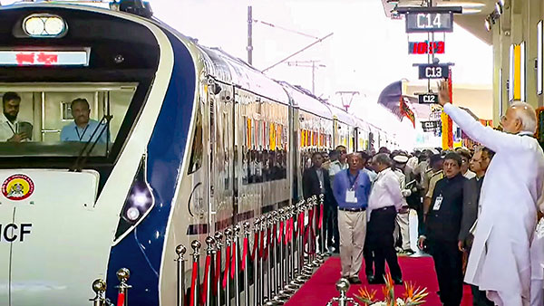 6-ാം ദിവസം അപകടത്തില്‍ പെട്ട് വന്ദേ ഭാരത് എക്‌സ്പ്രസ്; 'സോപ്പ് പെട്ടി' വിമര്‍ശനങ്ങള്‍ക്ക് പിന്നിലെ യാഥാര്‍ത്ഥ്യം 