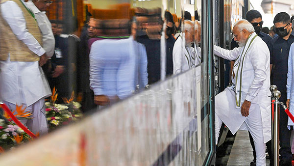 സ്വീഡനിൽ കാർ ഓടിച്ച് പ്രധാനമന്ത്രി, സാധ്യമാക്കിയത് 5G കണക്റ്റഡ് ടെക്നോളജിയിലൂടെ