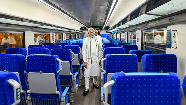 6-ാം ദിവസം അപകടത്തില്‍ പെട്ട് വന്ദേ ഭാരത് എക്‌സ്പ്രസ്; 'സോപ്പ് പെട്ടി' വിമര്‍ശനങ്ങള്‍ക്ക് പിന്നിലെ യാഥാര്‍ത്ഥ്യം 