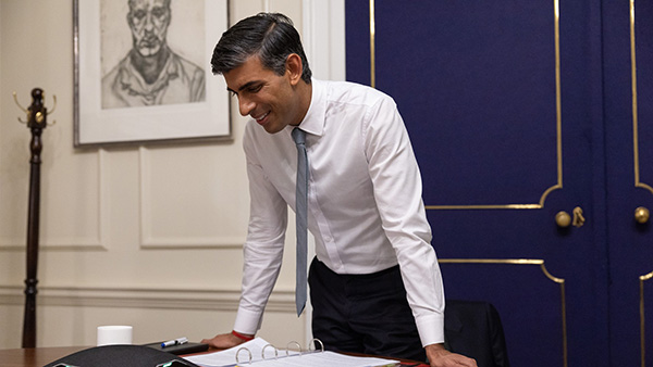 അകമ്പടിക്ക് വൻ നിരയൊന്നുമില്ല, ബ്രിട്ടീഷ് പ്രധാനമന്ത്രിയുടെ ഔദ്യോഗിക വാഹനം ഏതെന്ന് അറിയാമോ? 