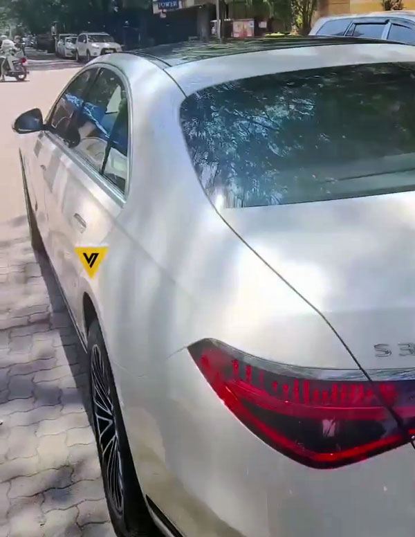 പുതിയ മെഴ്സിഡസ് ബെന്‍സ് എസ്-ക്ലാസ് സ്വന്തമാക്കി സെയ്ഫും കരീനയും; വില രണ്ട് കോടിയോളം 