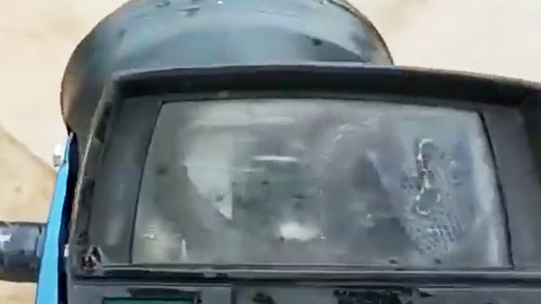 സീല്ക്കാരം കേട്ട് ബൈക്ക് സൈഡാക്കി; സ്പീഡോമീറ്ററിനുള്ളില് കണ്ടത് ഉഗ്രന് വിഷപ്പാമ്പിനെ സീല്ക്കാരം കേട്ട് ബൈക്ക് സൈഡാക്കി; സ്പീഡോമീറ്ററിനുള്ളില് കണ്ടത് ഉഗ്രന് വിഷപ്പാമ്പിനെ