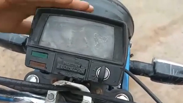 സീല്ക്കാരം കേട്ട് ബൈക്ക് സൈഡാക്കി; സ്പീഡോമീറ്ററിനുള്ളില് കണ്ടത് ഉഗ്രന് വിഷപ്പാമ്പിനെ സീല്ക്കാരം കേട്ട് ബൈക്ക് സൈഡാക്കി; സ്പീഡോമീറ്ററിനുള്ളില് കണ്ടത് ഉഗ്രന് വിഷപ്പാമ്പിനെ