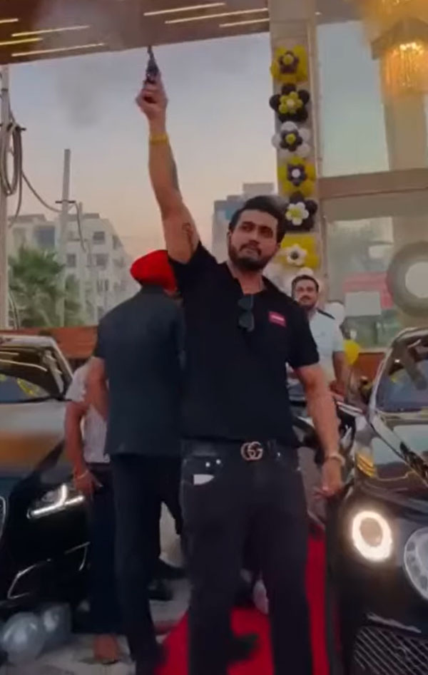 പുതിയ Bentley വാങ്ങിയ സന്തോഷം ആകാശത്തേക്ക് വെടിയുതിര്‍ത്ത് ആഘോഷിച്ചു; ബില്‍ഡറുടെ മകന്‍ അറസ്റ്റില്‍