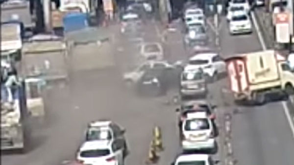 ഇടിച്ച് തെറിപ്പിച്ച് ടിപ്പറിൻ്റെ അഴിഞ്ഞാട്ടം; അപകടത്തിൻ്റെ വീഡിയോ വൈറൽ