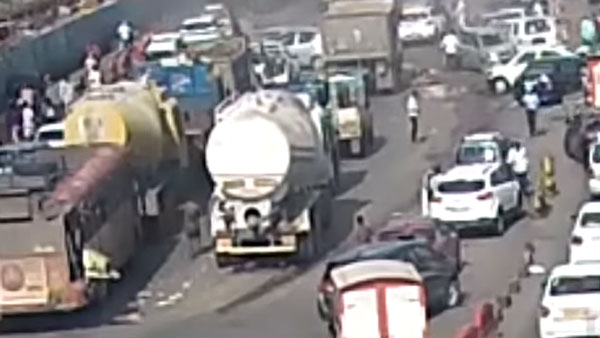 ഇടിച്ച് തെറിപ്പിച്ച് ടിപ്പറിൻ്റെ അഴിഞ്ഞാട്ടം; അപകടത്തിൻ്റെ വീഡിയോ വൈറൽ