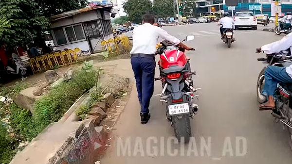 കാരണമില്ലാതെ തടഞ്ഞ പൊലീസുകാരെ മാജിക് ട്രിക്കില്‍ 'വീഴ്ത്തി' സൂപ്പര്‍ ബൈക്ക് റൈഡര്‍