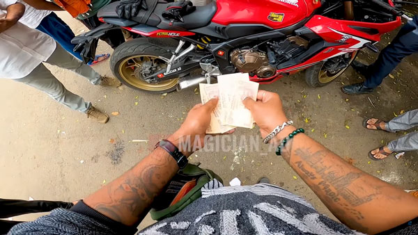 കാരണമില്ലാതെ തടഞ്ഞ പൊലീസുകാരെ മാജിക് ട്രിക്കില്‍ 'വീഴ്ത്തി' സൂപ്പര്‍ ബൈക്ക് റൈഡര്‍