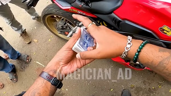 കാരണമില്ലാതെ തടഞ്ഞ പൊലീസുകാരെ മാജിക് ട്രിക്കില്‍ 'വീഴ്ത്തി' സൂപ്പര്‍ ബൈക്ക് റൈഡര്‍