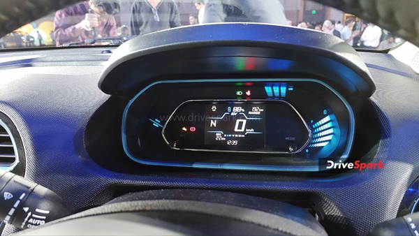 ഹിറ്റടിച്ച് Tiago EV; ആദ്യദിനം തേടിയെത്തിയത് 10,000 ബുക്കിംഗുകളെന്ന് Tata Motors