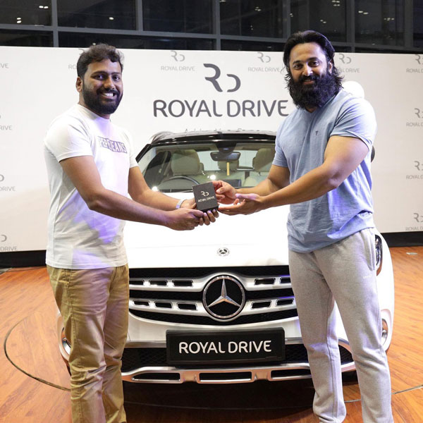 മേപ്പടിയാൻ സംവിധായകന് ബെൻസിന്റെ ചെറു എസ്‍യുവി സമ്മാനിച്ച് ഉണ്ണി മുകുന്ദൻ