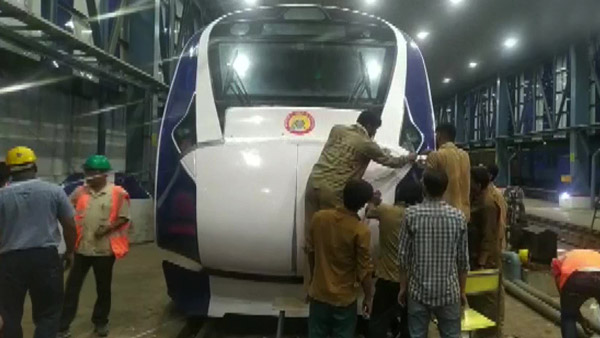 പോത്തുകള്‍ക്ക് പിന്നാലെ പശു; വീണ്ടും അപകടത്തില്‍പ്പെട്ട് വന്ദേ ഭാരത് എക്‌സ്പ്രസ്