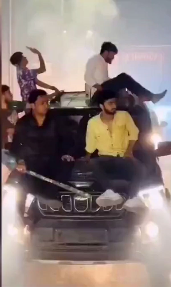 ഓടുന്ന Scorpio-യുടെ മുകളില്‍ പടക്കം പൊട്ടിച്ച് ആഘോഷം; പൊലീസ് നല്‍കിയ ശിക്ഷ കാണണോ?