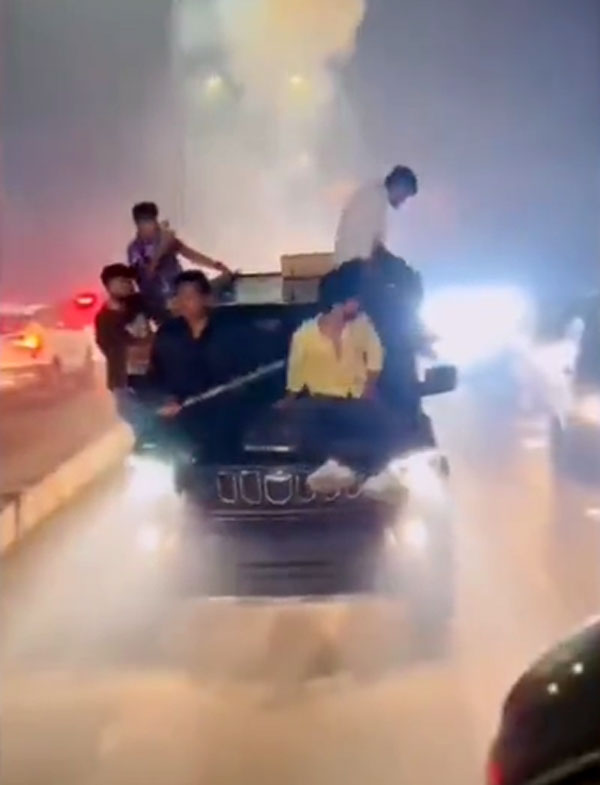 ഓടുന്ന Scorpio-യുടെ മുകളില്‍ പടക്കം പൊട്ടിച്ച് ആഘോഷം; പൊലീസ് നല്‍കിയ ശിക്ഷ കാണണോ?