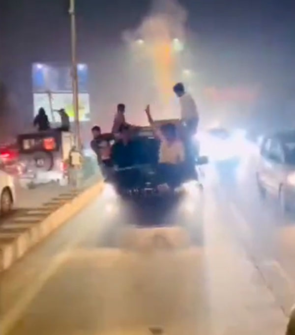 ഓടുന്ന Scorpio-യുടെ മുകളില്‍ പടക്കം പൊട്ടിച്ച് ആഘോഷം; പൊലീസ് നല്‍കിയ ശിക്ഷ കാണണോ?