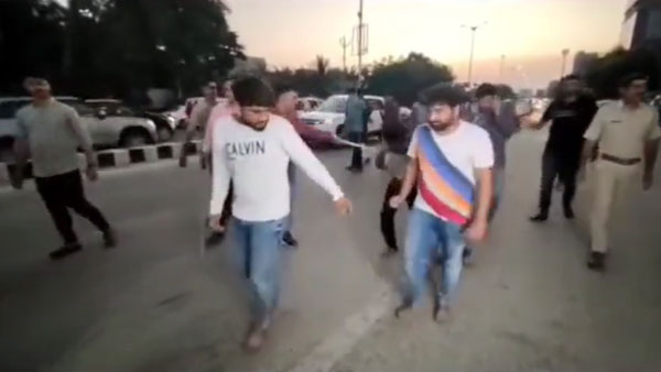 ഓടുന്ന Scorpio-യുടെ മുകളില്‍ പടക്കം പൊട്ടിച്ച് ആഘോഷം; പൊലീസ് നല്‍കിയ ശിക്ഷ കാണണോ?