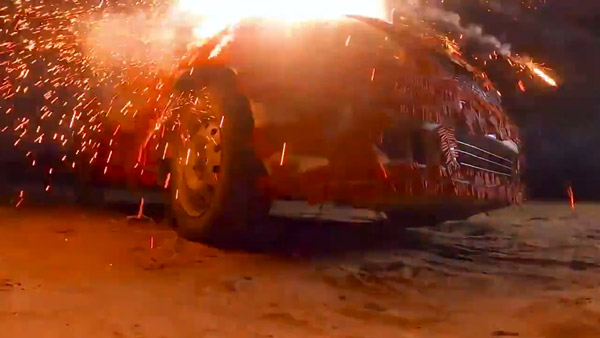 ടമാര്‍ പടാര്‍...Maruti Swift ലക്ഷം പടക്കങ്ങളാല്‍ അലങ്കരിച്ച് തീകൊളുത്തി യൂട്യുബര്‍; പിന്നീട് സംഭവിച്ചത്