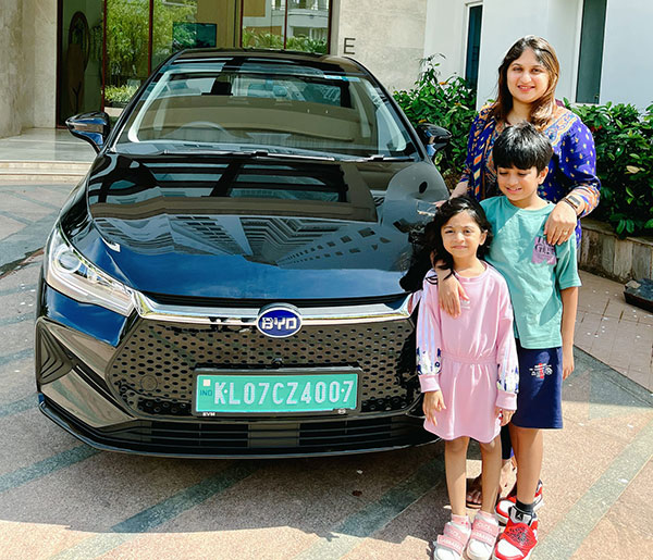 ആസിഫിന്റെ ഗരാജിലേക്ക് BYD e6 ഇലക്‌ട്രിക് എംപിവി കൂടി, വാങ്ങിയത് ഭാര്യ സമ ആസിഫ് അലി