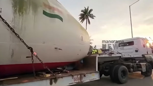 'എയര്‍ ഇന്ത്യ വിമാനം കൊല്ലം ദേശീയ പാതയില്‍'; കാണാന്‍ വന്‍ ജനക്കൂട്ടം; പലയിടത്തും ഗതാഗതക്കുരുക്ക്