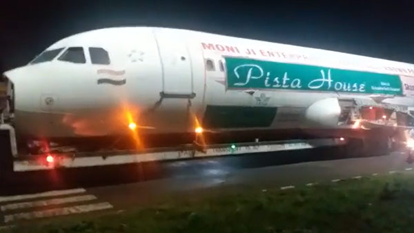 പേടിക്കേണ്ട ലാൻഡ് ചെയ്തതല്ല; വിമാനം റോഡിൽ കുടുങ്ങിയാൽ എന്തുചെയ്യാനാ