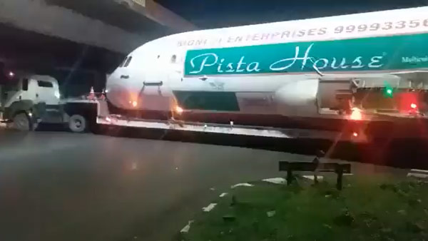 പേടിക്കേണ്ട ലാൻഡ് ചെയ്തതല്ല; വിമാനം റോഡിൽ കുടുങ്ങിയാൽ എന്തുചെയ്യാനാ