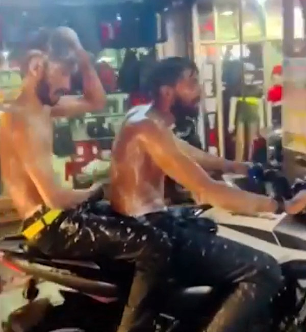 ബൈക്കില്‍ സഞ്ചരിക്കുമ്പോള്‍ സോപ്പ് തേച്ച് കുളി; കൊല്ലത്ത് യുവാക്കള്‍ പിടിയില്‍