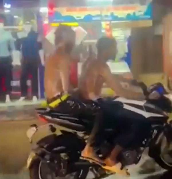 ബൈക്കില്‍ സഞ്ചരിക്കുമ്പോള്‍ സോപ്പ് തേച്ച് കുളി; കൊല്ലത്ത് യുവാക്കള്‍ പിടിയില്‍