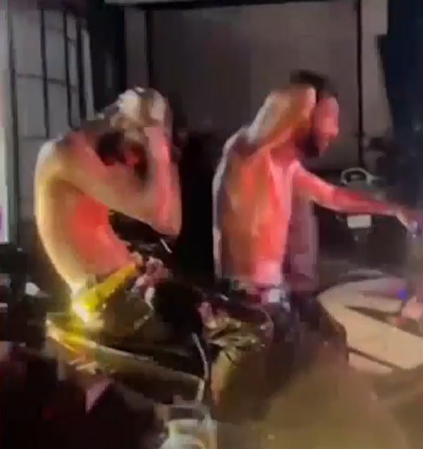 ബൈക്കില്‍ സഞ്ചരിക്കുമ്പോള്‍ സോപ്പ് തേച്ച് കുളി; കൊല്ലത്ത് യുവാക്കള്‍ പിടിയില്‍