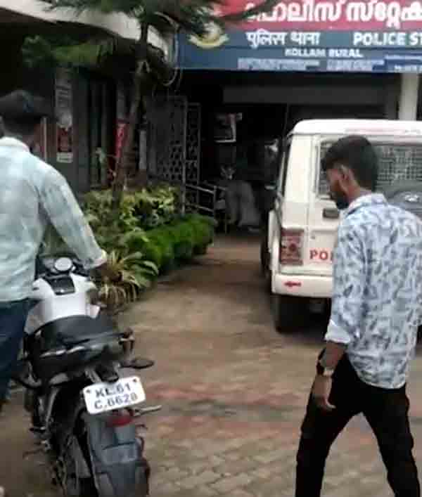ബൈക്കില്‍ സഞ്ചരിക്കുമ്പോള്‍ സോപ്പ് തേച്ച് കുളി; കൊല്ലത്ത് യുവാക്കള്‍ പിടിയില്‍