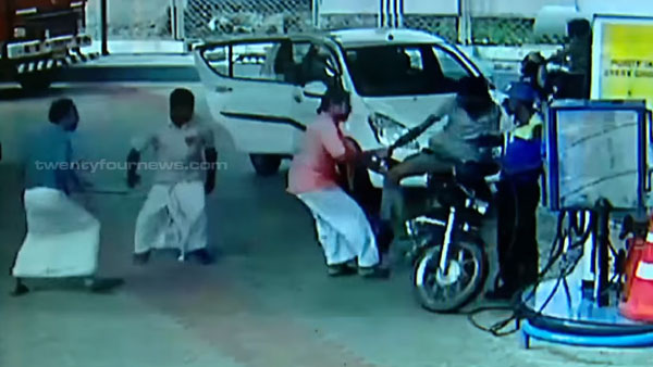 പരാതി കൊടുത്തു വരുമ്പോള്‍ മോഷണം പോയ ബൈക്ക് കണ്‍മുമ്പില്‍; കോഴിക്കോട്ടെ പമ്പില്‍ പിന്നീട് നടന്നത്