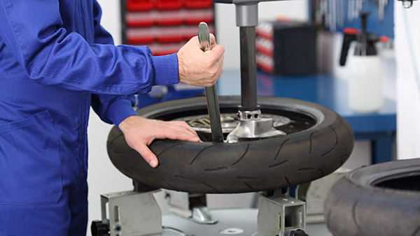 ബൈക്ക് ടയർ മാറ്റേണ്ടത് എപ്പോള്‍? ഈ 7 ലക്ഷണങ്ങള്‍ അവഗണിക്കരുതേ...