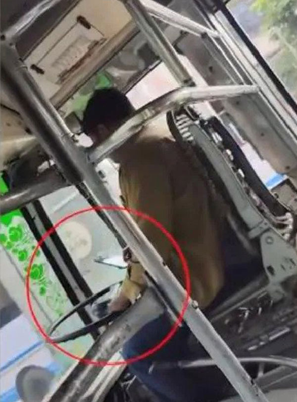 ബൈക്കില്‍ സഞ്ചരിക്കുമ്പോള്‍ സോപ്പ് തേച്ച് കുളി; കൊല്ലത്ത് യുവാക്കള്‍ പിടിയില്‍