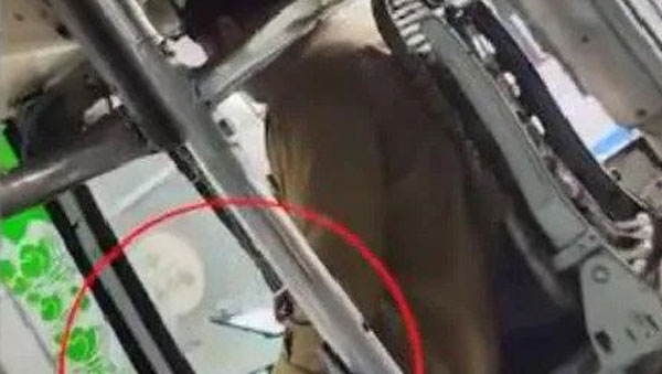 യാത്രക്കാരുടെ ജീവൻ്റെ വിലയുളള ചാറ്റിങ്ങ്; ഒരു മര്യാദ വേണ്ടേ