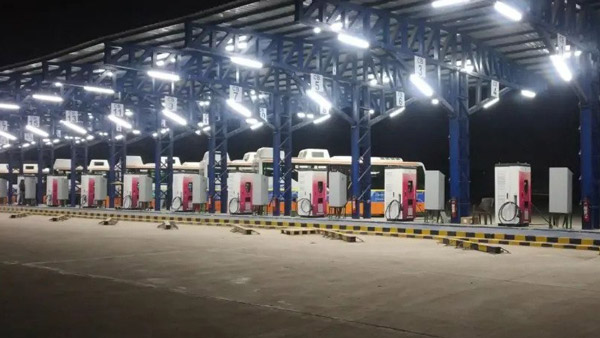 Mahindra XUV400 വാങ്ങിയാൽ ചാർജിംഗ് ഒരു പ്രശ്‌നമേയാവില്ല, ഇവി ഇൻഫ്രാസ്ട്രക്ച്ചർ പങ്കാളികളുമായി കൈകോർത്ത് കമ്പനി