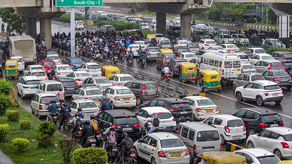ഇനി ഡൽഹിയിലെ പഴയ കാറുകൾക്ക് കുറച്ച് വായു ശ്വസിക്കാം;നിരോധനം എടുത്തുകളഞ്ഞ് സർക്കാർ