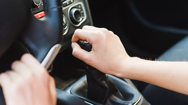 ഗിയര്‍ മാറ്റുന്ന സ്‌റ്റൈല്‍ കണ്ട് പ്രേമം; ഡ്രൈവിംഗ് പരിശീലകനെ വിവാഹം ചെയ്ത് കൗമാരക്കാരി 