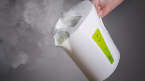 ചൂടുവെള്ളത്തിന് ഇത്രയും പവറോ; കാർ തട്ടിയാല്‍ വര്‍ക്‌ഷോപ്പില്‍ പോവാതെ പണം ലാഭിക്കാനുള്ള ടിപ്പ്