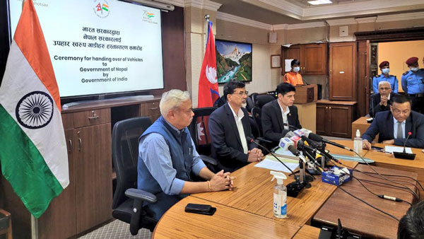 നേപ്പാളിന് 200 വാഹനങ്ങള്‍ സമ്മാനിച്ച് ഇന്ത്യ; സംഭവം ഇരുക്ക് 