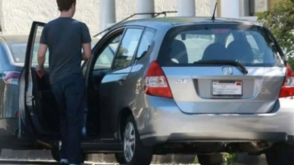 എളിമയാണ് സാര്‍ ഇവരുടെ മെയിന്‍; ശതകോടീശ്വരന്‍മാരുടെ 'സിമ്പിള്‍' കാറുകള്‍