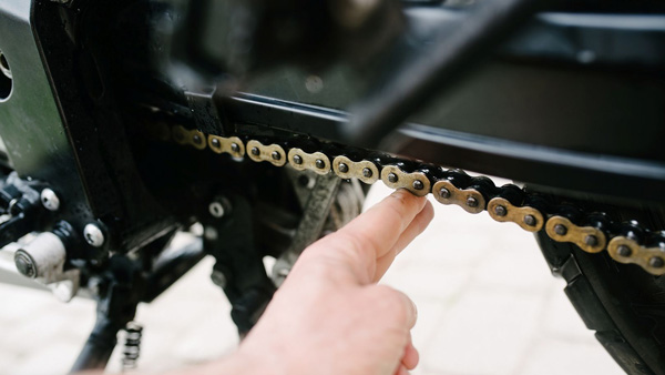 ബൈക്കെടുത്ത് പറപ്പിച്ചാൽ മാത്രം പോരാ; എങ്ങനെ ചെയിൻ വ്യത്തിയാക്കണമെന്ന് അറിയാമോ