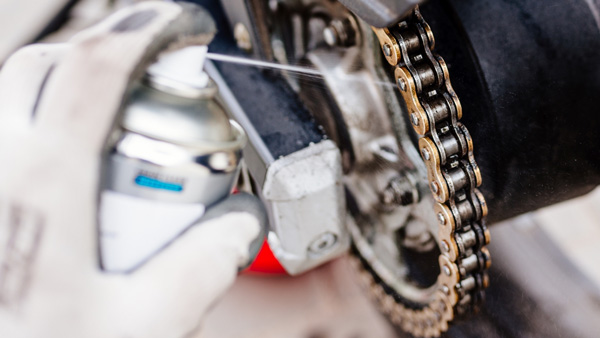 ബൈക്കെടുത്ത് പറപ്പിച്ചാൽ മാത്രം പോരാ; എങ്ങനെ ചെയിൻ വ്യത്തിയാക്കണമെന്ന് അറിയാമോ