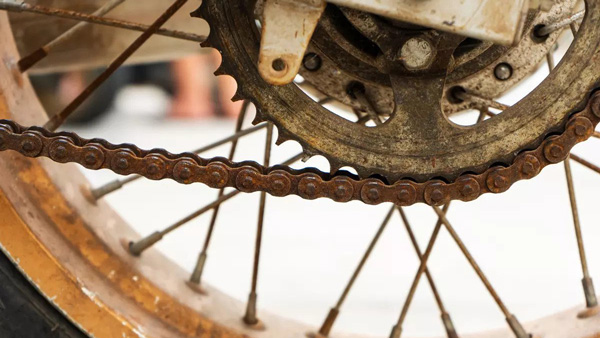 ബൈക്കെടുത്ത് പറപ്പിച്ചാൽ മാത്രം പോരാ; എങ്ങനെ ചെയിൻ വ്യത്തിയാക്കണമെന്ന് അറിയാമോ