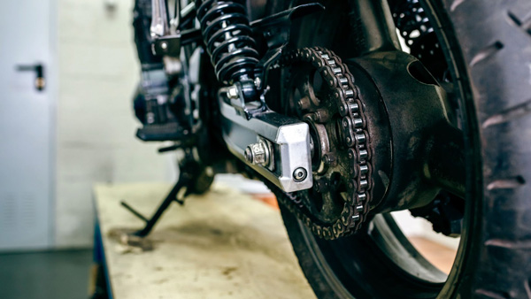 ബൈക്കെടുത്ത് പറപ്പിച്ചാൽ മാത്രം പോരാ; എങ്ങനെ ചെയിൻ വ്യത്തിയാക്കണമെന്ന് അറിയാമോ