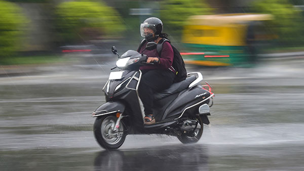 മഴ പെയ്താലും ആശങ്ക വേണ്ട; സുരക്ഷിത ബൈക്ക് യാത്രക്കായി ഇക്കാര്യങ്ങള് ശ്രദ്ധിക്കൂ... മഴ പെയ്താലും ആശങ്ക വേണ്ട; സുരക്ഷിത ബൈക്ക് യാത്രക്കായി ഇക്കാര്യങ്ങള് ശ്രദ്ധിക്കൂ...