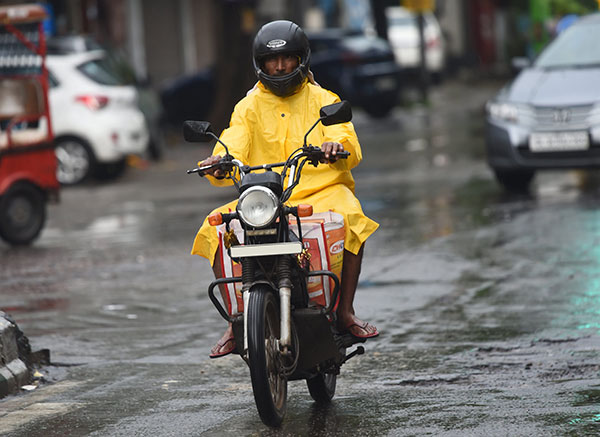 മഴ പെയ്താലും ആശങ്ക വേണ്ട; സുരക്ഷിത ബൈക്ക് യാത്രക്കായി ഇക്കാര്യങ്ങള് ശ്രദ്ധിക്കൂ... മഴ പെയ്താലും ആശങ്ക വേണ്ട; സുരക്ഷിത ബൈക്ക് യാത്രക്കായി ഇക്കാര്യങ്ങള് ശ്രദ്ധിക്കൂ...
