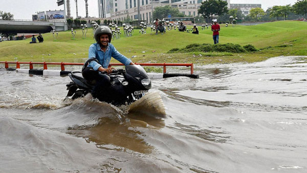 മഴ പെയ്താലും ആശങ്ക വേണ്ട; സുരക്ഷിത ബൈക്ക് യാത്രക്കായി ഇക്കാര്യങ്ങള് ശ്രദ്ധിക്കൂ... മഴ പെയ്താലും ആശങ്ക വേണ്ട; സുരക്ഷിത ബൈക്ക് യാത്രക്കായി ഇക്കാര്യങ്ങള് ശ്രദ്ധിക്കൂ...